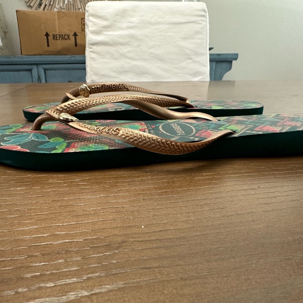 Havaianas Gold Strap Floral Flip Flops - Picture 2 of 4